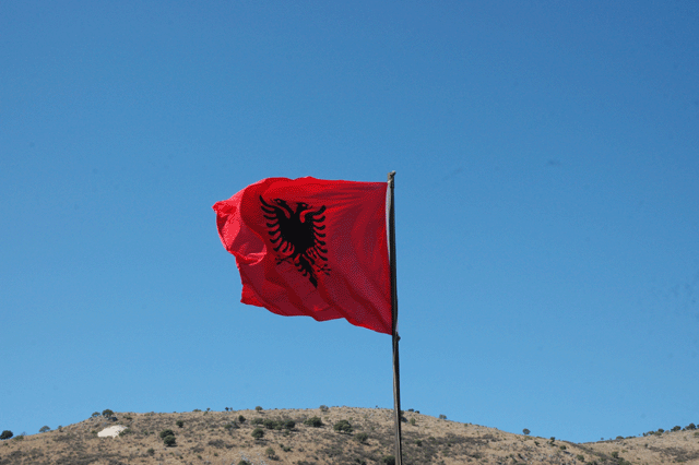Albaniens flagga